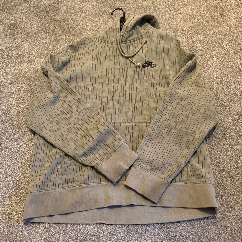 Nike sb men’s camo Hoodie 

Size L